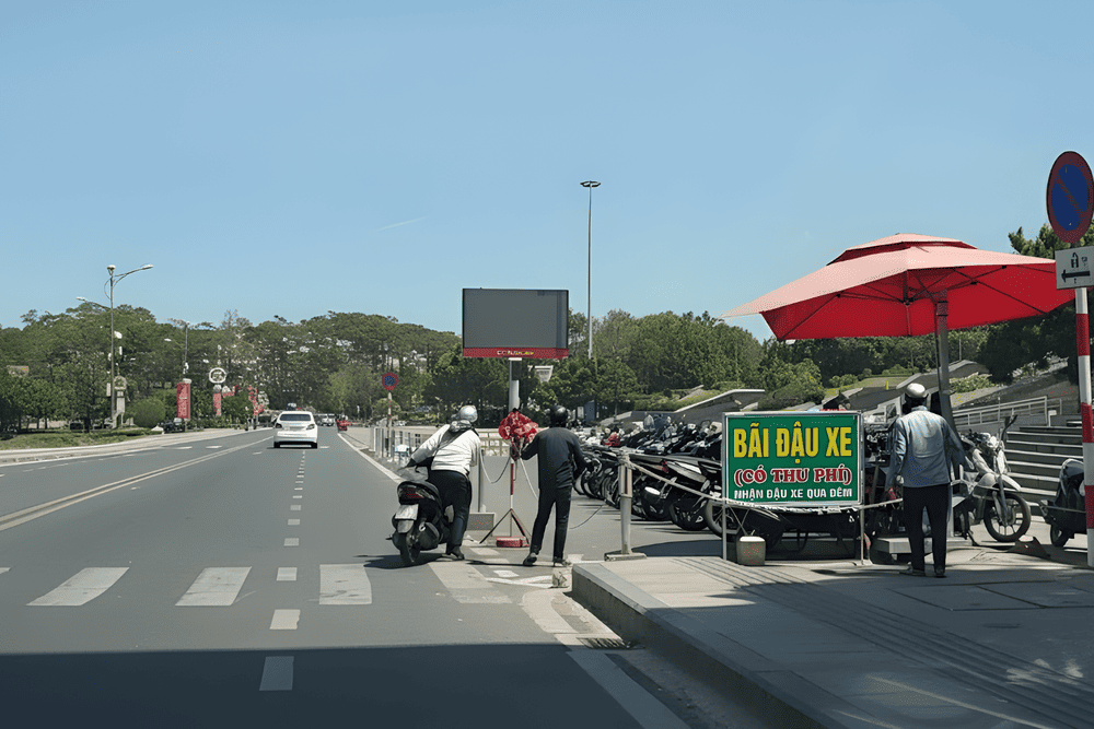 Du kh&aacute;ch c&oacute; thể gửi xe m&aacute;y v&agrave; &ocirc; t&ocirc; tại c&aacute;c khu vực xung quanh chợ